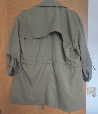 Trench corto Stradivarius verde militar T.M