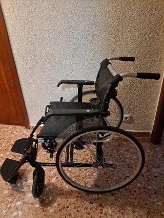 Silla de ruedas  manual muy liviana.