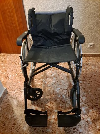 Silla de ruedas  manual muy liviana.