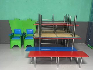 4 Mesas y  5 bancos infantiles para eventos URGE