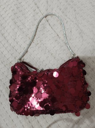 Bolso de lentejuelas rojo y plateado