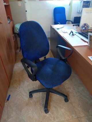 Silla de oficina azul y negra