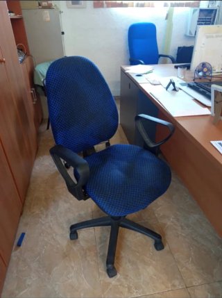 Silla de oficina azul y negra