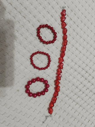 Pulseras y collar