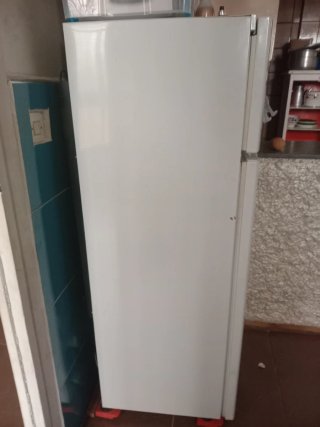 Frigorífico blanco con congelador
