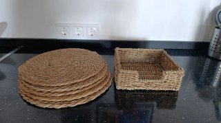Servilletero y bajoplato de mimbre
