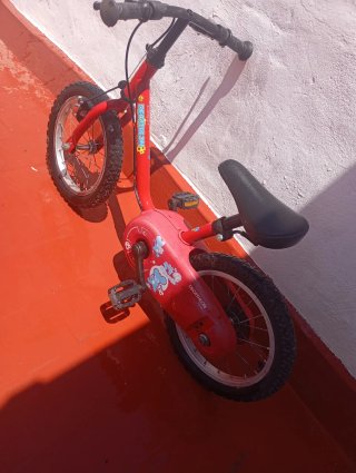 Bicicleta infantil Decathlon roja