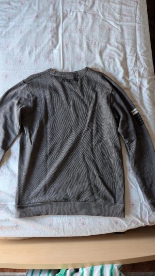 Sudadera gris con estampado