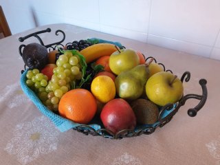 Frutero de forja negra con frutas