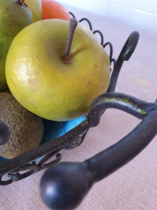 Frutero de forja negra con frutas