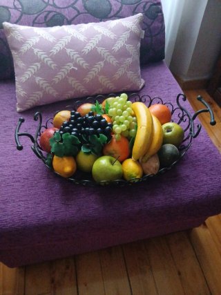 Frutero de forja negra con frutas