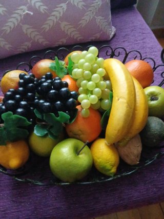 Frutero de forja negra con frutas