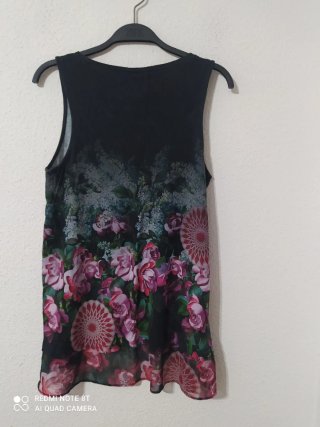 Camiseta Desigual floral negra talla S