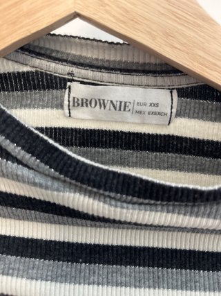 Jersey Brownie rayas hombro descubierto.