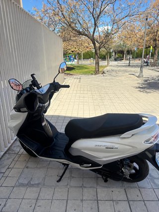 Suzuki Burgman 2023, 125cc en excelente estado