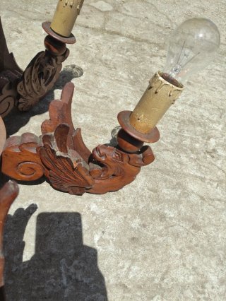 Lampara de techo antigua de madera tallada maciza.