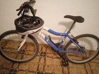 Bicicleta azul y blanca