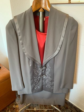 Traje chaqueta falda y blusa rojo/granate