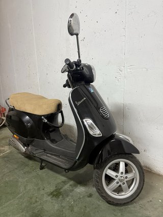 Vespa Lx50 Scooter Automática Negra y Beige