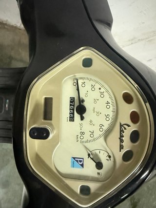 Vespa Lx50 Scooter Automática Negra y Beige