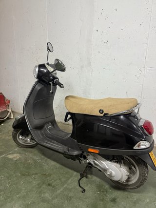 Vespa Lx50 Scooter Automática Negra y Beige
