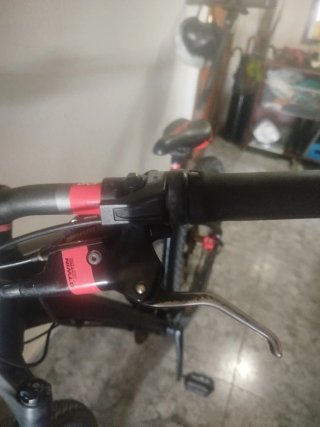 Bicicleta MTB Negra con detalles color rojo