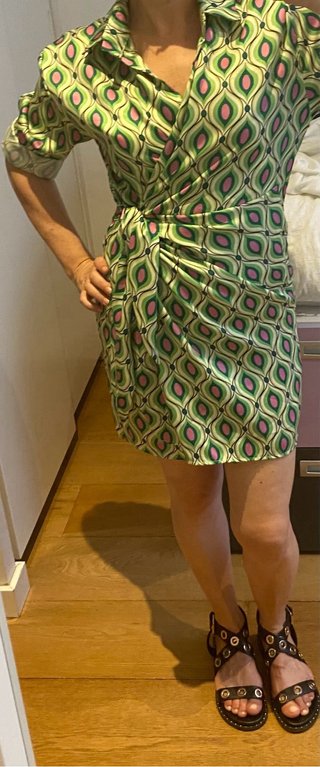 Vestido corto estampado en verde y rosa