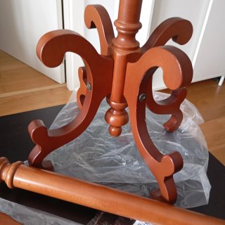 Perchero de pie en madera de caoba