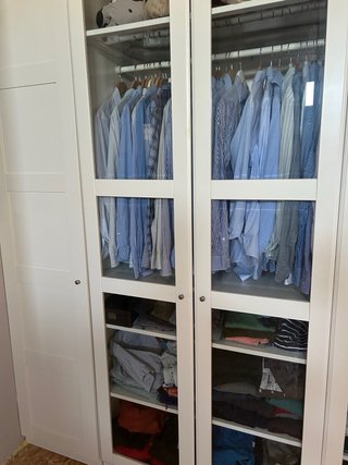 Armarios blancos con puertas de cristal