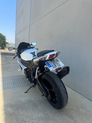Suzuki GSX-R 600 Deportiva Blanca y Azul