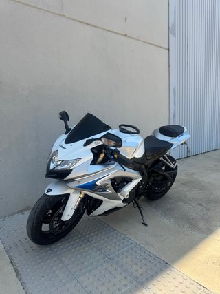 Suzuki GSX-R 600 Deportiva Blanca y Azul