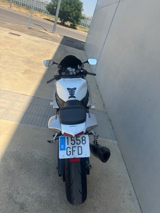 Suzuki GSX-R 600 Deportiva Blanca y Azul