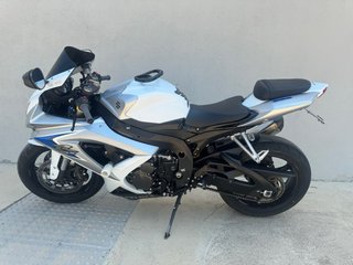 Suzuki GSX-R 600 Deportiva Blanca y Azul