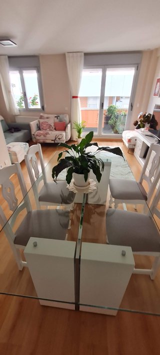 Mesa comedor de cristal y 4 sillas blancas