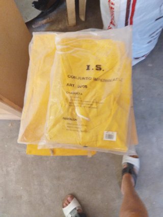 Dos Conjuntos Impermeable I.S. Amarillo ART. 0205