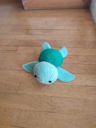 Muñeco de tortuga mediano a crochet