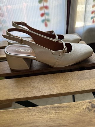 Zapatos de piel Daniela Vega beige – Talla 37