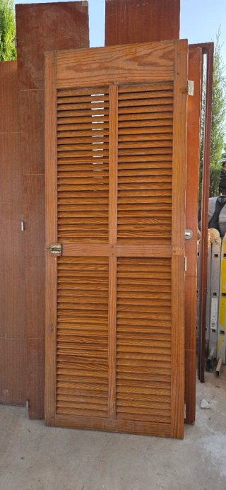 Puerta de madera con lamas mide 2,04 × 75,5