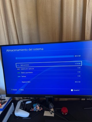 Ps4 Pro con un mando y tres juegos