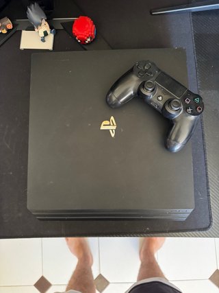 Ps4 Pro con un mando y tres juegos