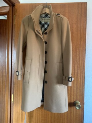Abrigo Burberry oficial. Color marrón. Nuevo.