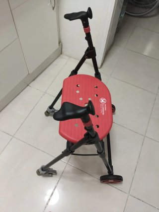 Se vende andador nuevo a estrenar con ruedas.
