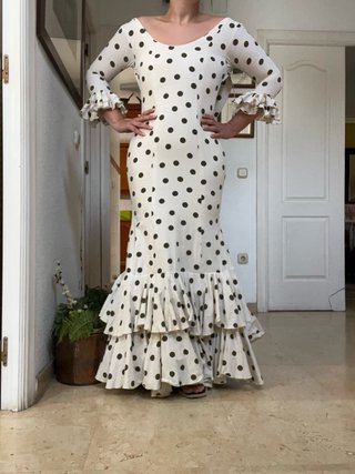 Traje de flamenca, blanco y verde oliva oscuro