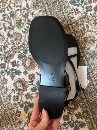 Sandalias ZARA cruzadas detalle dorado