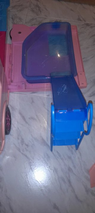 Autocaravana Barbie con Piscina y Tobogán
