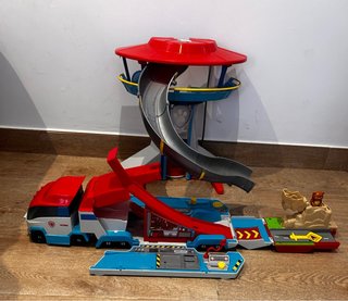 Base de patrulla y  camión patrulla