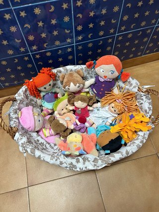 Cesta con muñecas de trapo