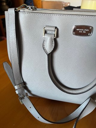 Bolso Michael Kors original color gris piedra.