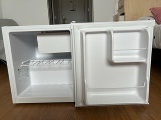 Frigorifero bianco con congelatore