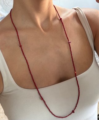 Collar de cuentas y abalorios rojos